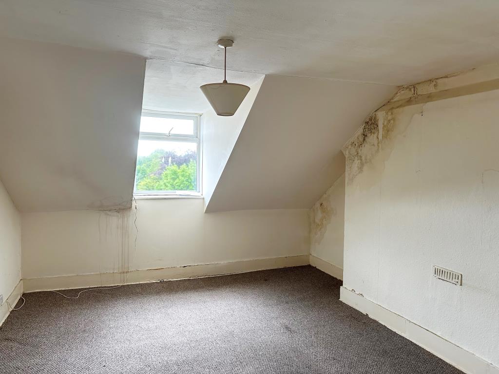 Lot: 105 - BLOCK OF FIVE FLATS FOR INVESTMENT - Top Floor Flat Lounge